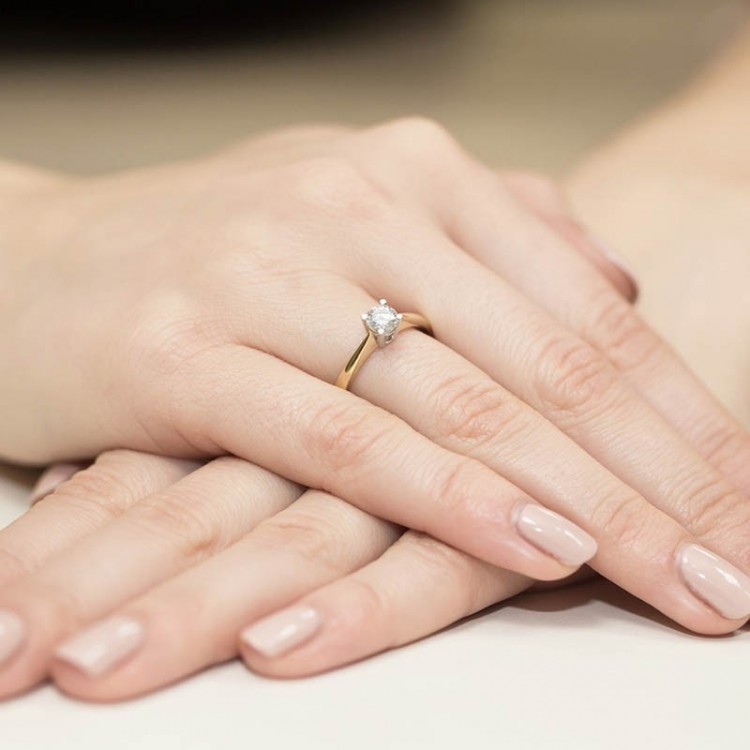 Złoty pierścionek z diamentem