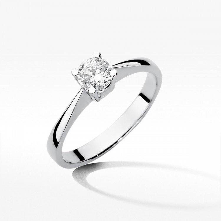 Złoty pierścionek z diamentem