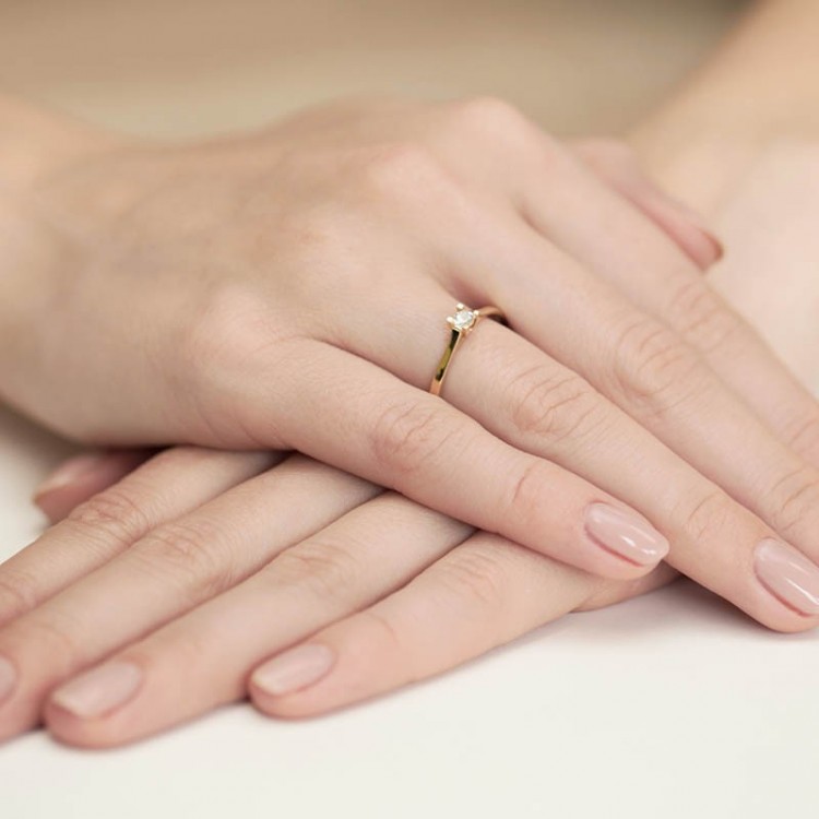 Złoty pierścionek z diamentem