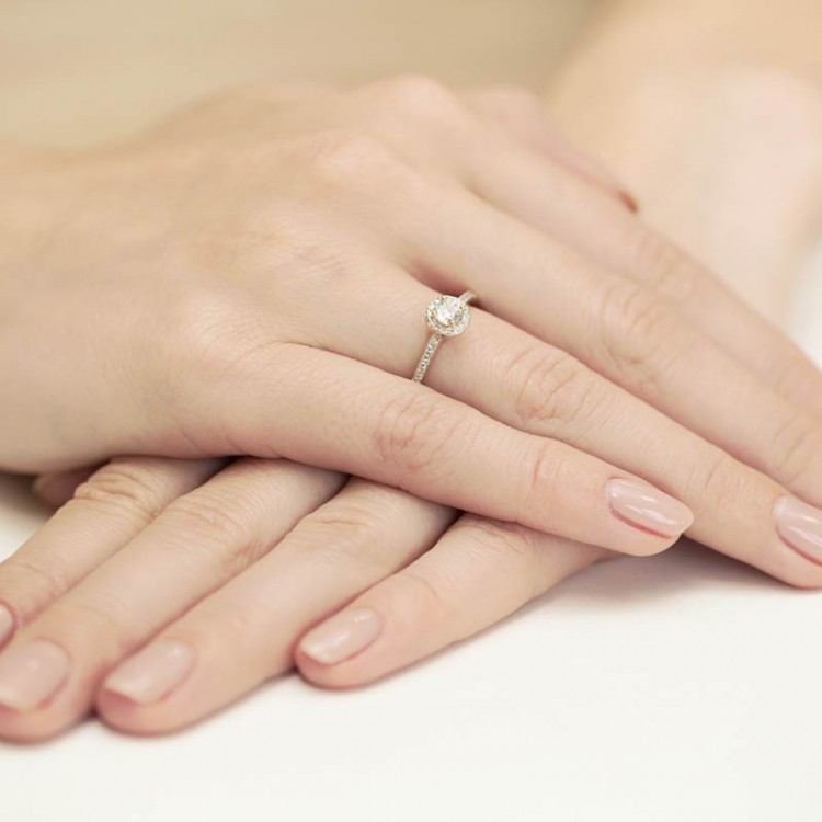 Złoty pierścionek z diamentami