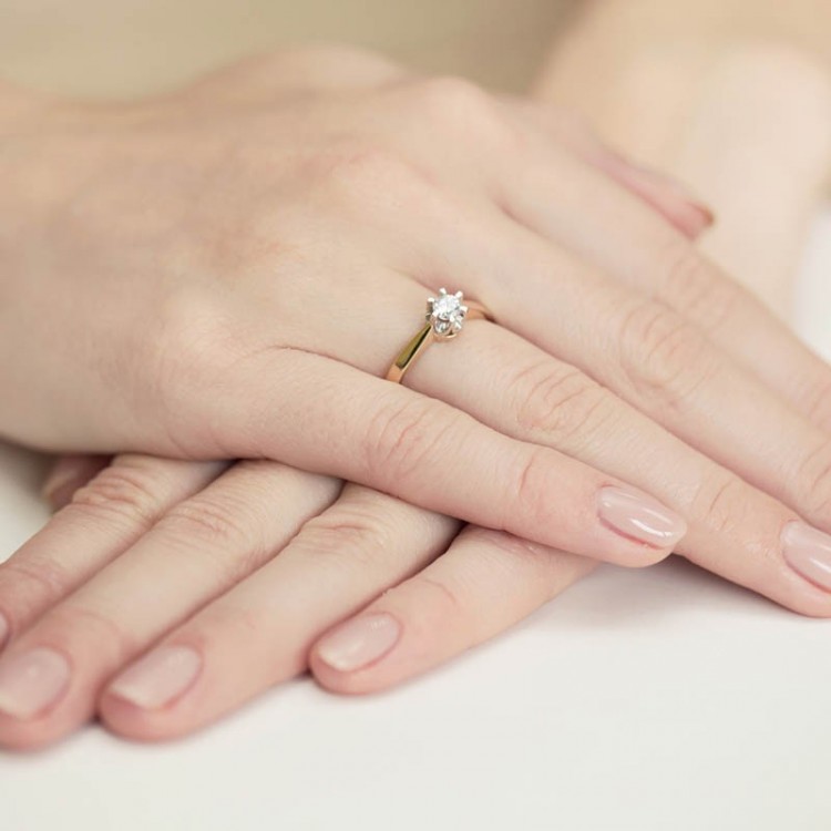 Złoty pierścionek z diamentem