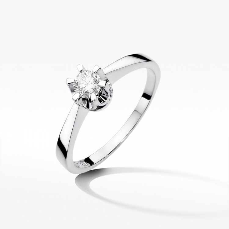 Złoty pierścionek z diamentem