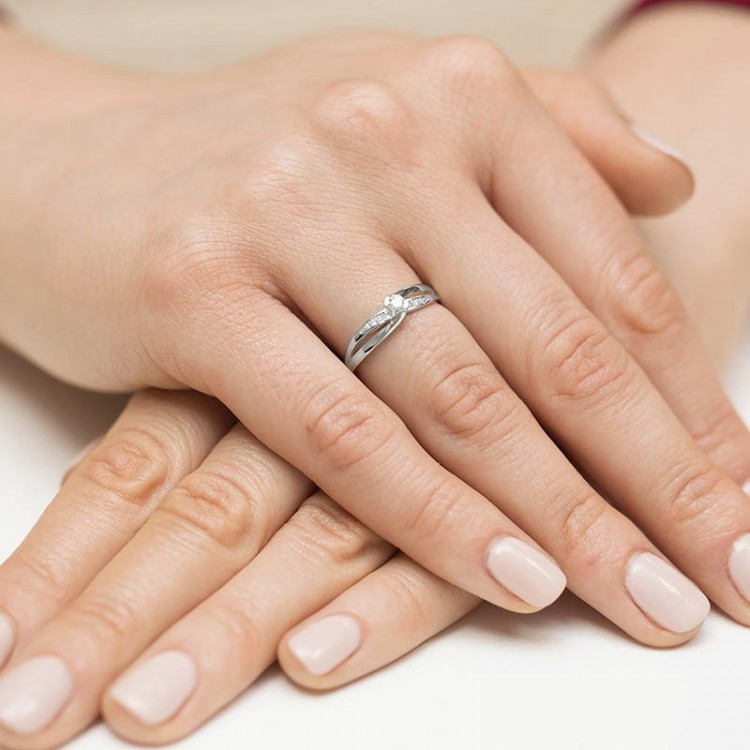 Złoty pierścionek z diamentami