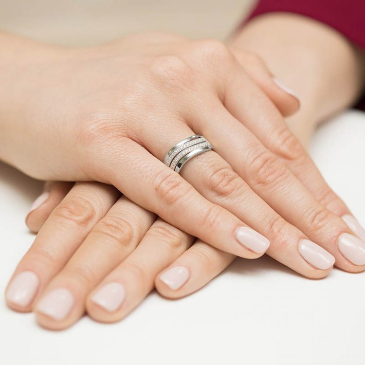 Złoty pierścionek z diamentami