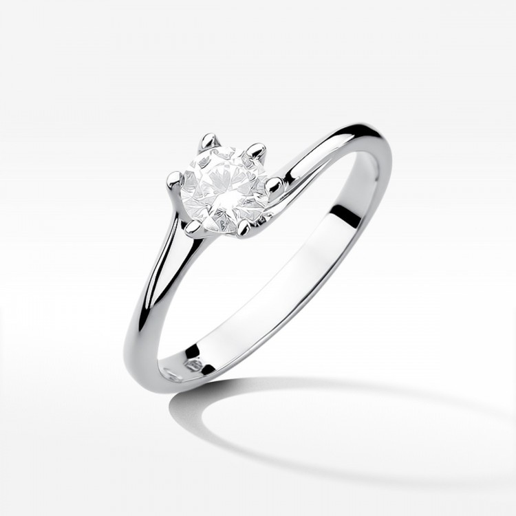 Złoty pierścionek z diamentem