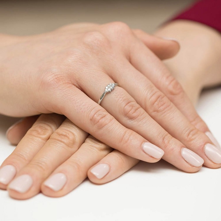 Złoty pierścionek z diamentami