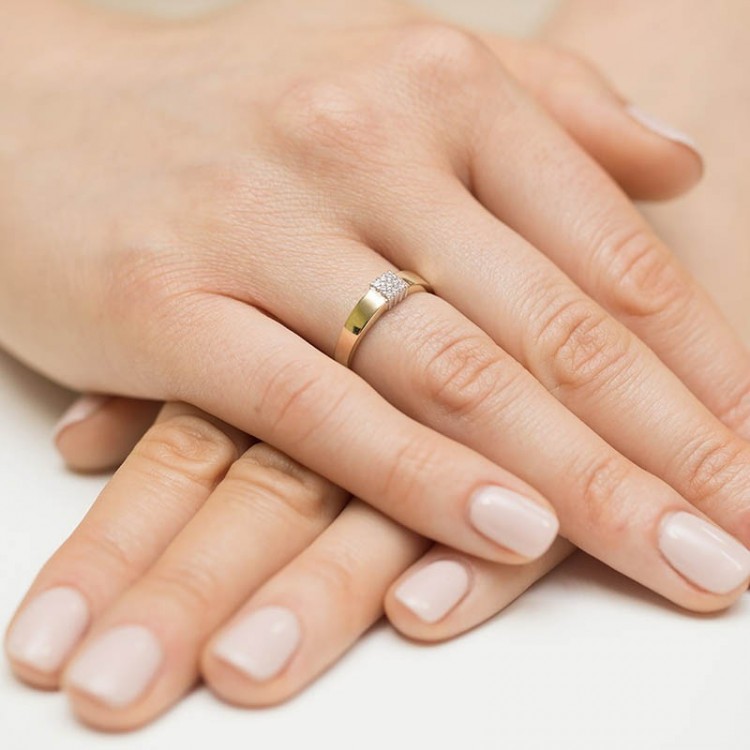 Złoty pierścionek z diamentami