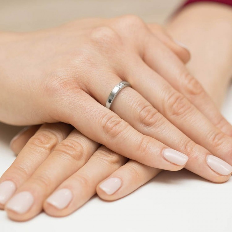 Złoty pierścionek z diamentem