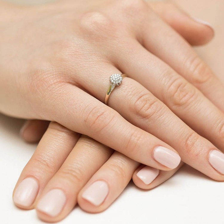 Złoty pierścionek z diamentami