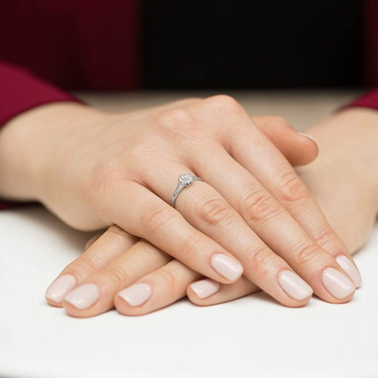 Złoty pierścionek z diamentami