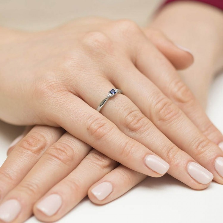 Złoty pierścionek z szafirami