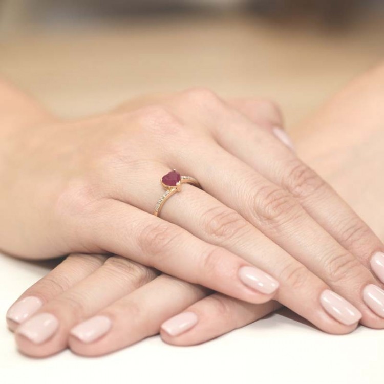 Złoty pierścionek z rubinem i diamentami