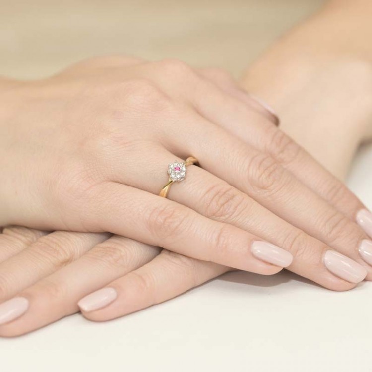 Złoty pierścionek z rubinem