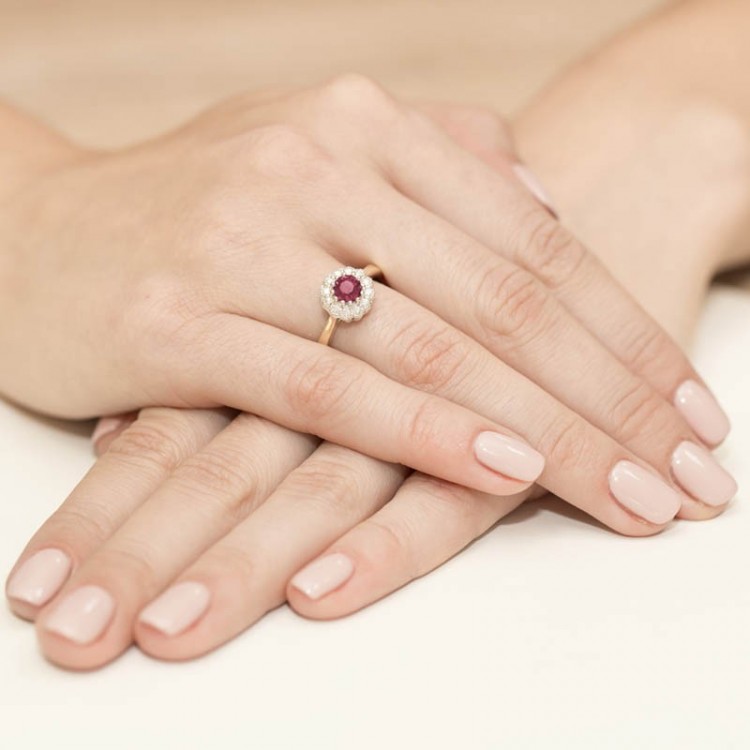 Złoty pierścionek z rubinem