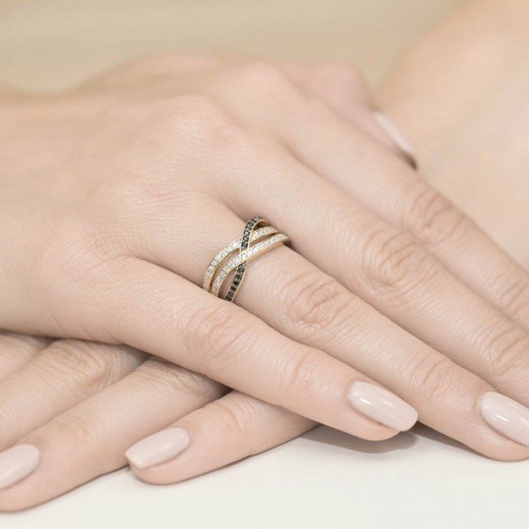 Pierścionek z czarnymi diamentami