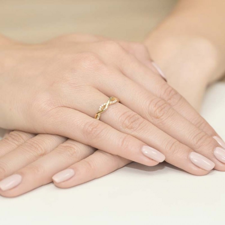 Pierścionek z żółtego złota z diamentem