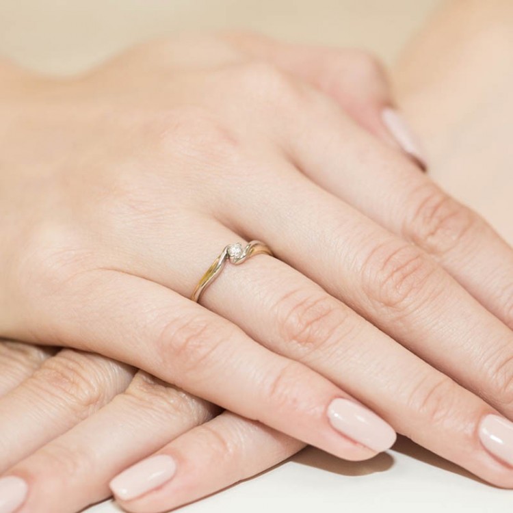 Pierścionek z żółtego złota z diamentem