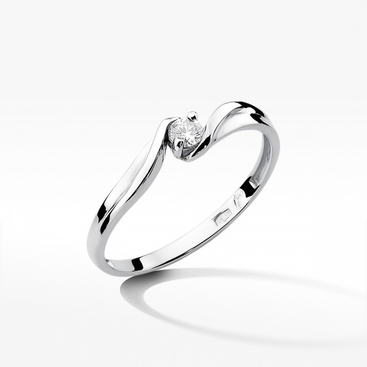 Pierścionek z białego złota z diamentem