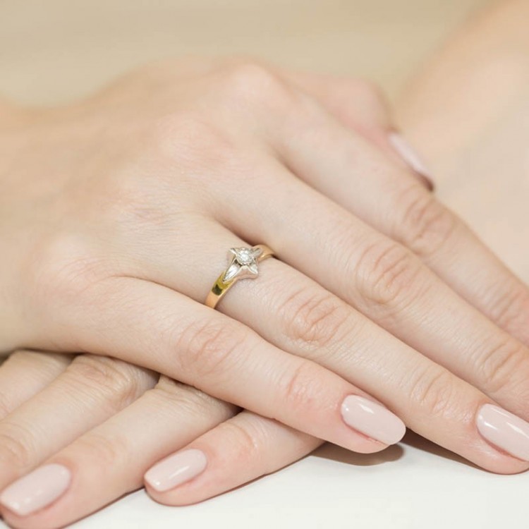 Pierścionek z białego złota z diamentem