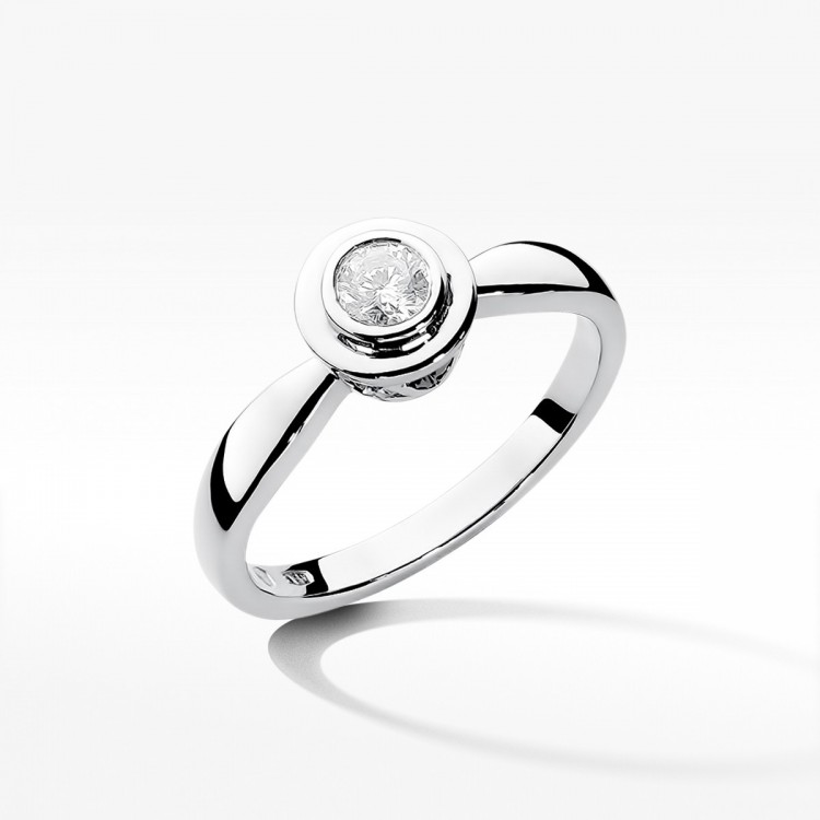 Pierścionek z białego złota z diamentem