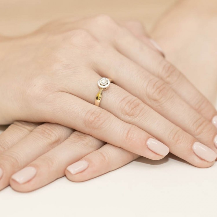 Pierścionek z białego złota z diamentem