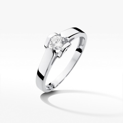 Pierścionek z białego złota z diamentem