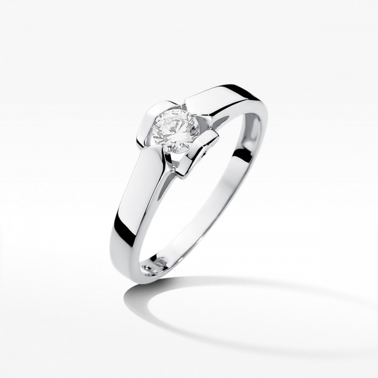 Pierścionek z białego złota z diamentem