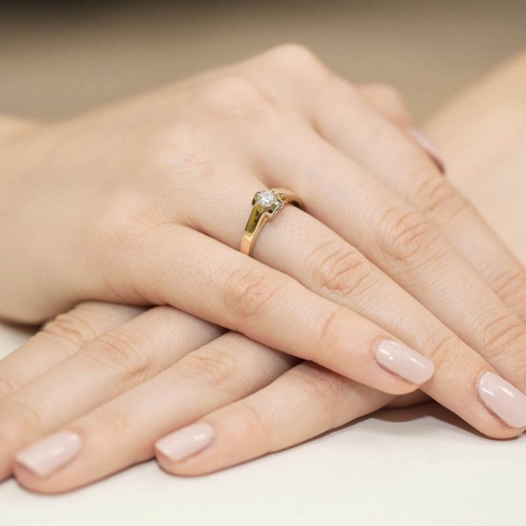 Pierścionek z białego złota z diamentem