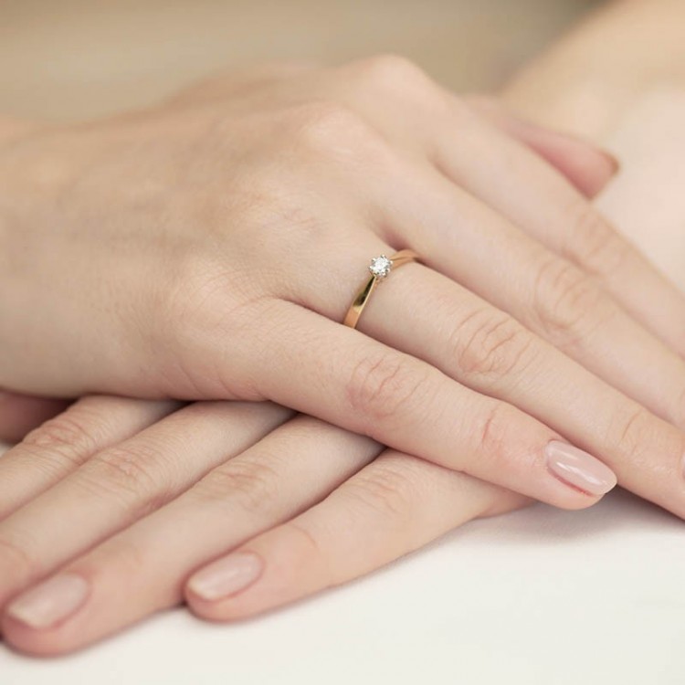 Pierścionek z żółtego złota z diamentem