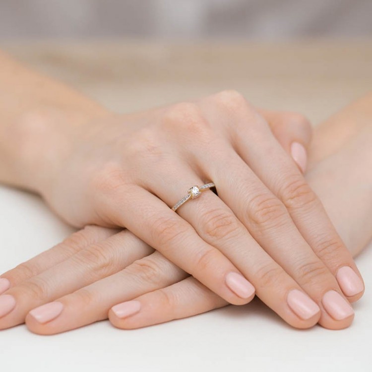 Pierścionek z żółtego złota z diamentami