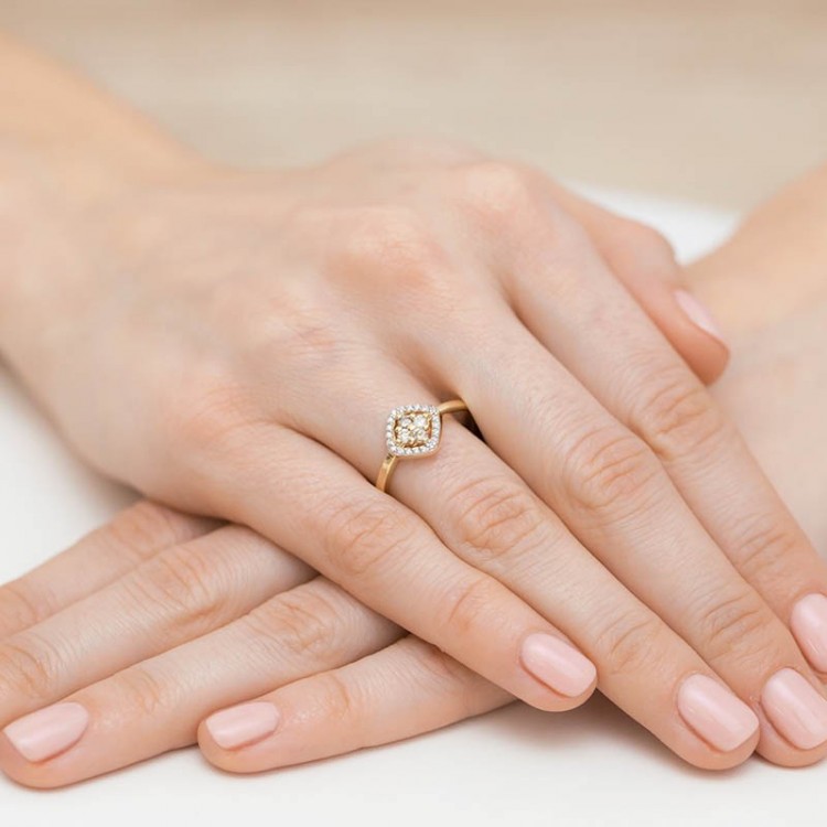 Pierścionek z brązowymi diamentami