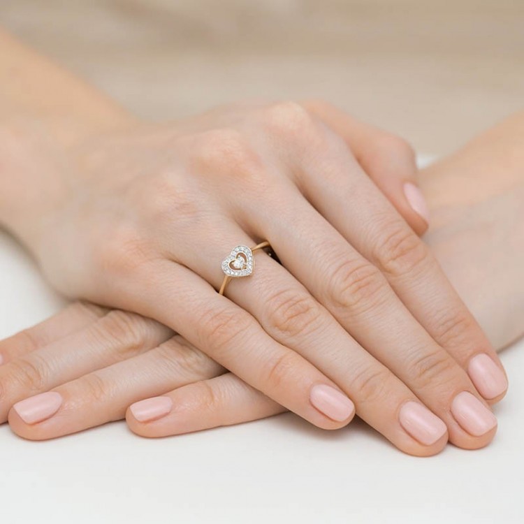 Pierścionek z diamentami w kształcie serca