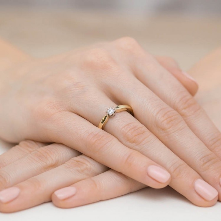 Pierścionek z diamentem