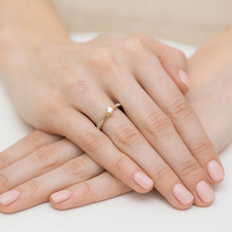 Pierścionek z żółtego złota z diamentami