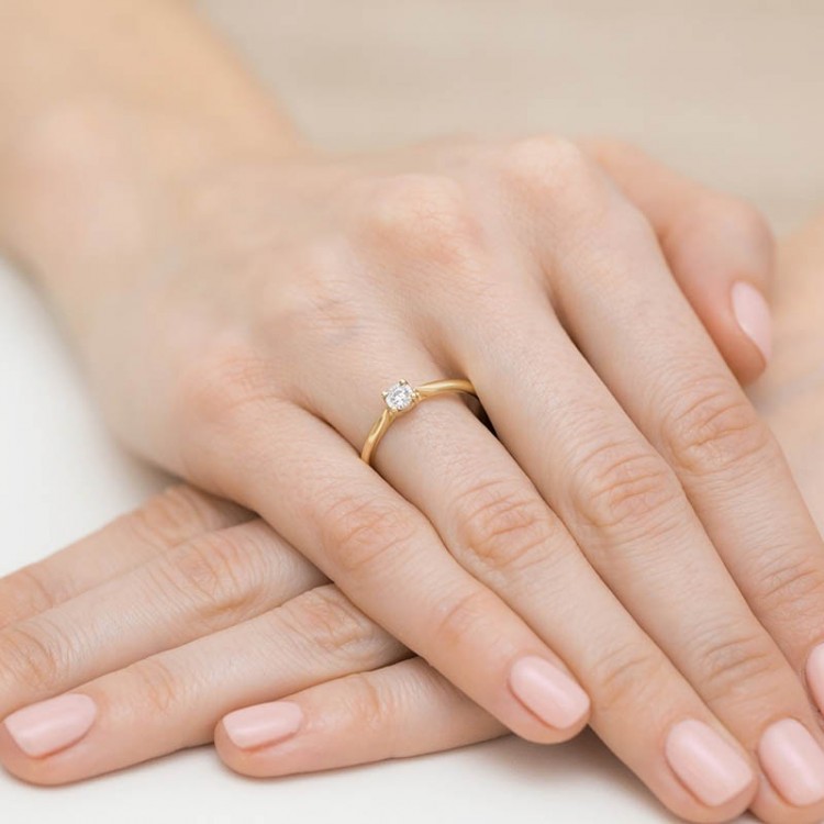 Pierścionek z diamentem