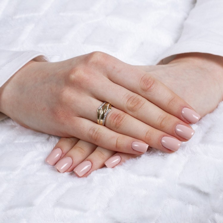 Złoty przeplatany pierścionek z cyrkoniami