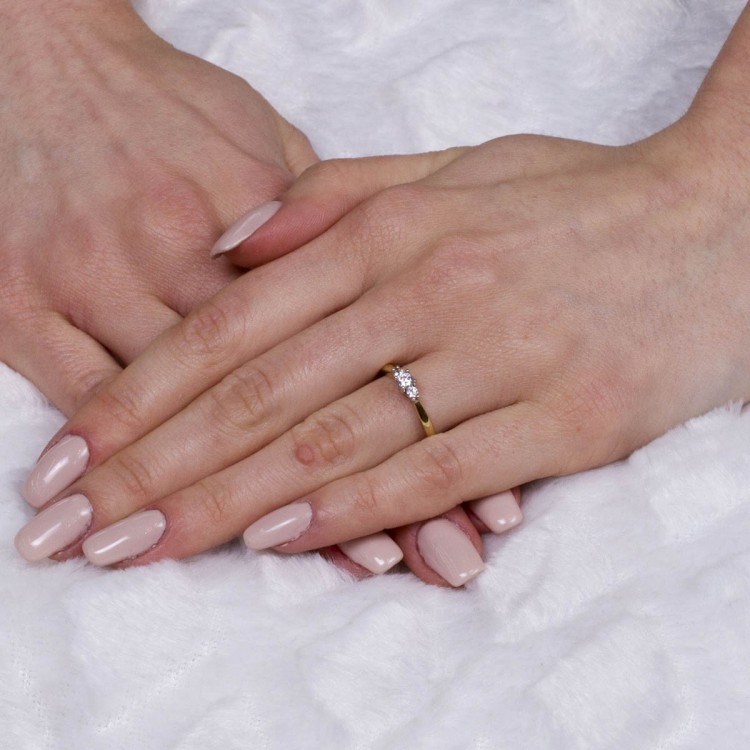 Złoty pierścionek zaręczynowy z cyrkoniami