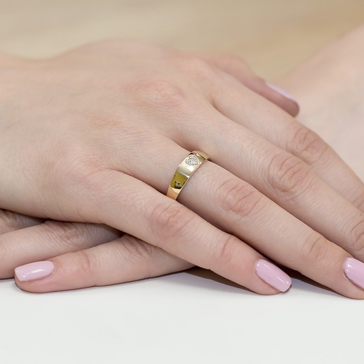 Pierścionek z symbolem serca z różowego złota z diamentami