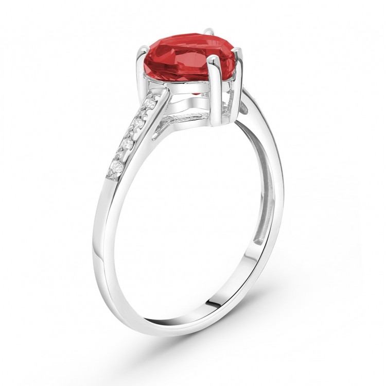 Pierścionek z rubinem w kształcie serca