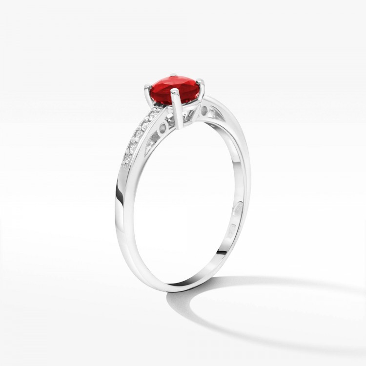 Pierścionek z białego złota z rubinem