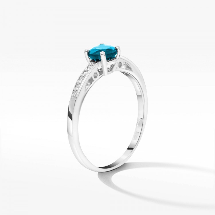 Pierścionek z białego złota z topazem