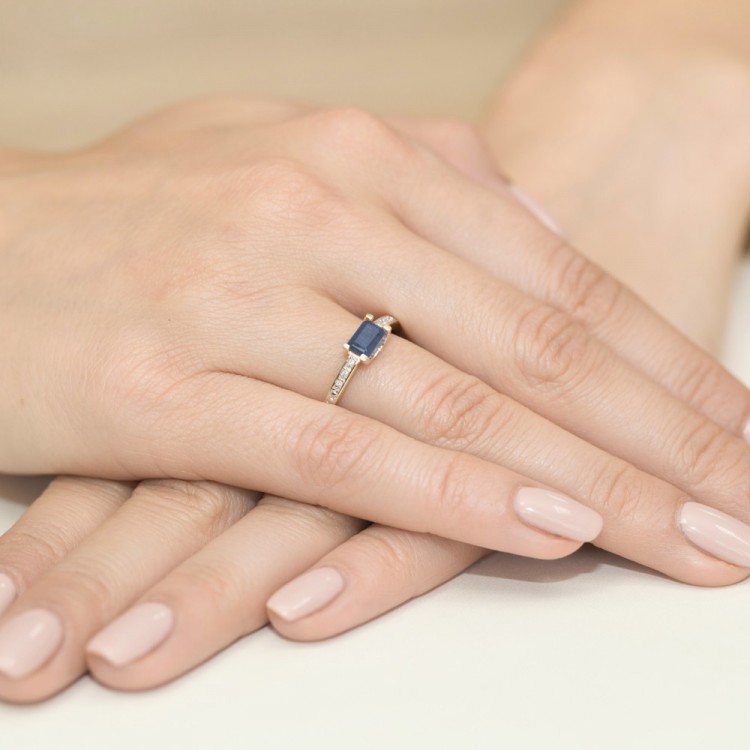 Pierścionek z prostokątnym szafirem