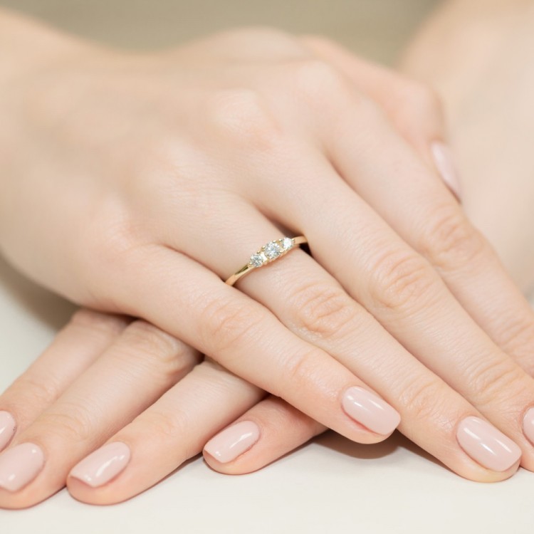 Pierścionek z trzema diamentami