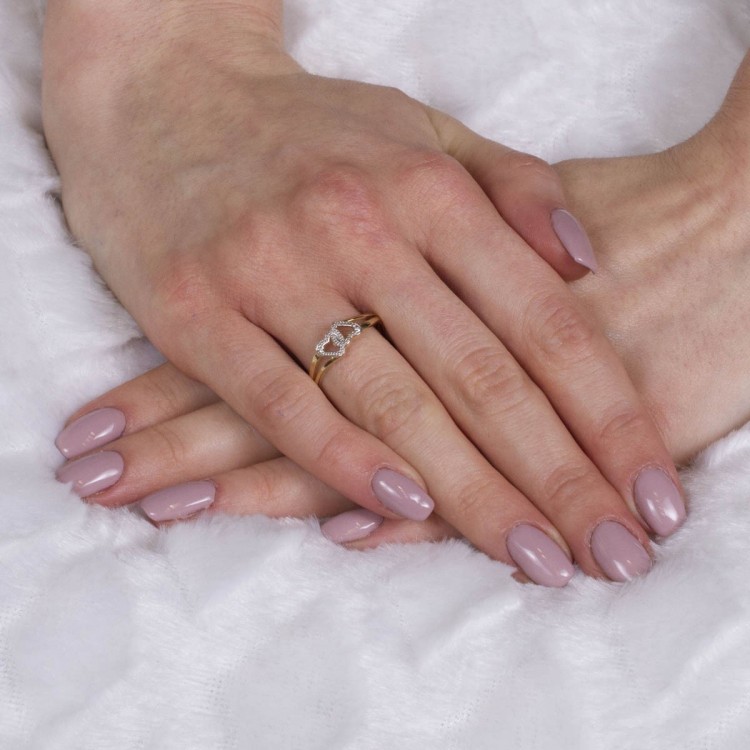 Wyjątkowy pierścionek ze złota z cyrkoniami