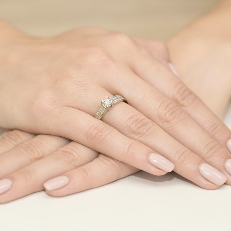 Pierścionek ze złota z diamentami