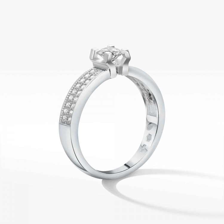 Pierścionek z białego złota z diamentami