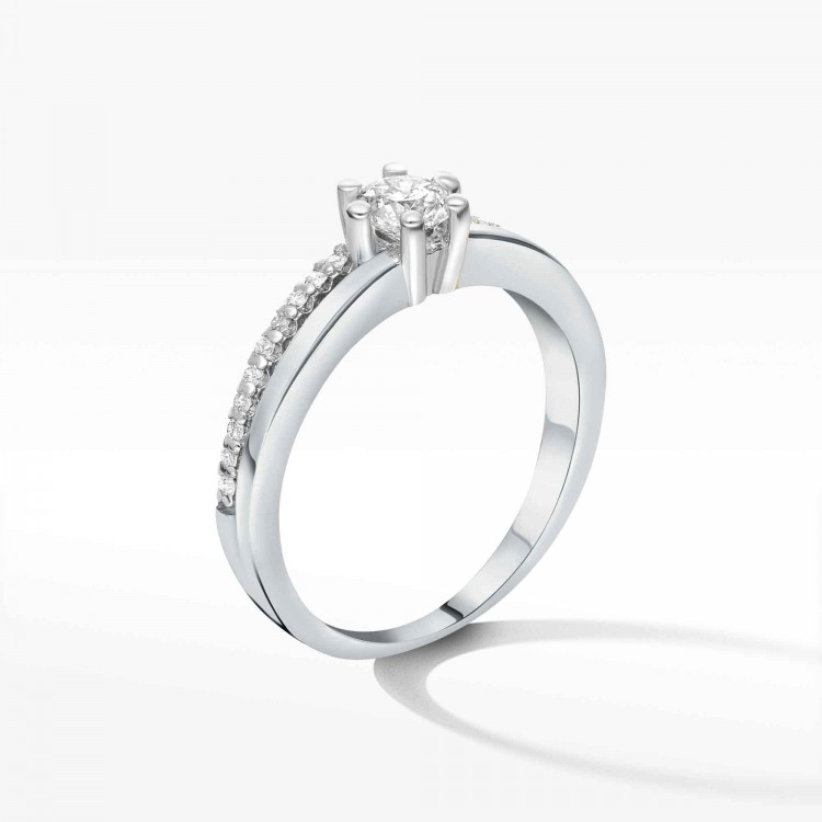 Pierścionek z białego złota z diamentami