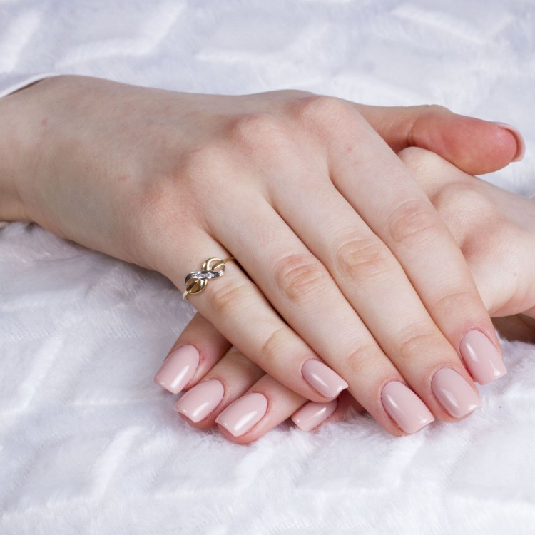 Fantazyjny pierścionek ze złota z cyrkoniami