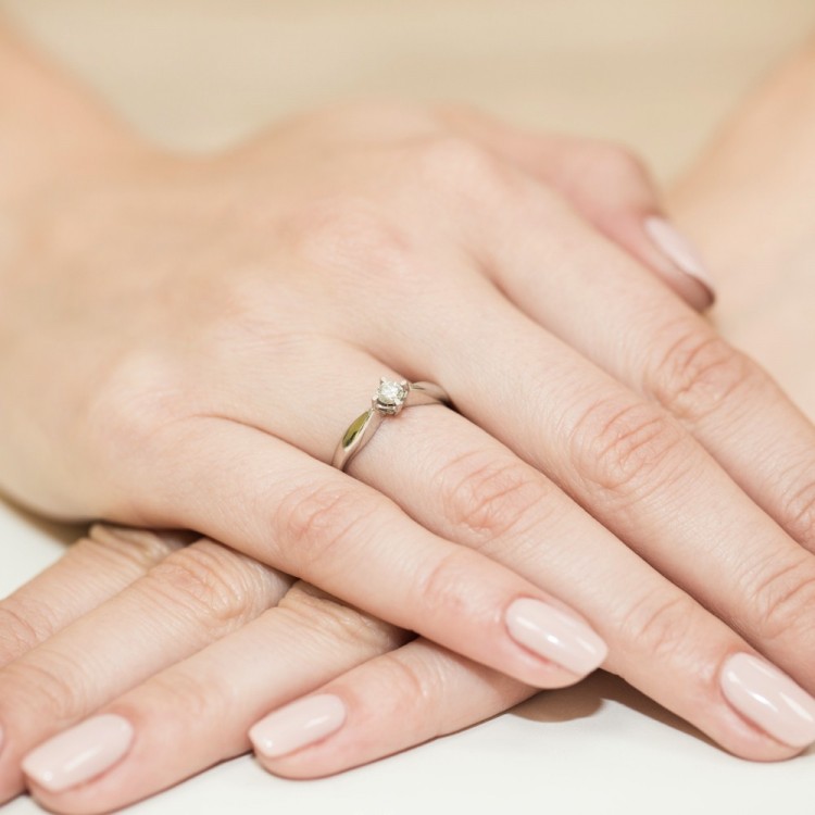 Złoty pierścionek z diamentem