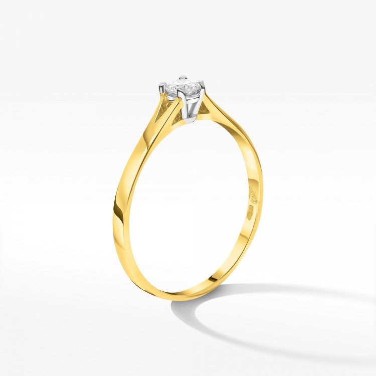 Złoty pierścionek z diamentem